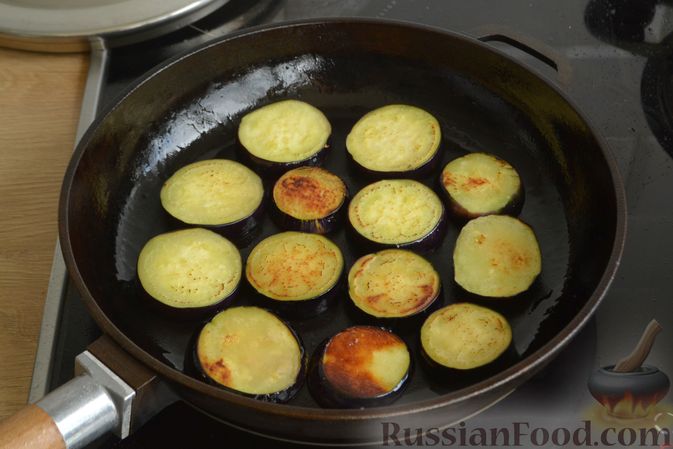 Фото приготовления рецепта: Консервированные баклажаны со сладким перцем, зеленью и чесноком - шаг №7