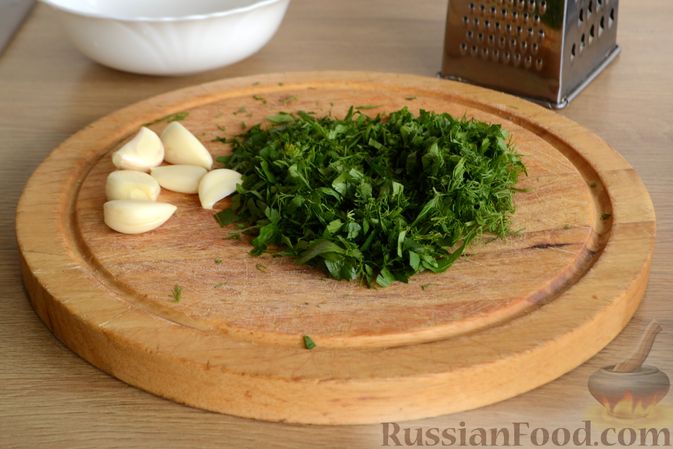 Фото приготовления рецепта: Консервированные баклажаны со сладким перцем, зеленью и чесноком - шаг №11