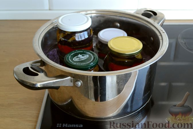 Фото приготовления рецепта: Консервированные баклажаны со сладким перцем, зеленью и чесноком - шаг №20