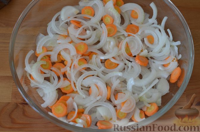 Фото приготовления рецепта: Карась, запечённый с морковью и луком - шаг №9