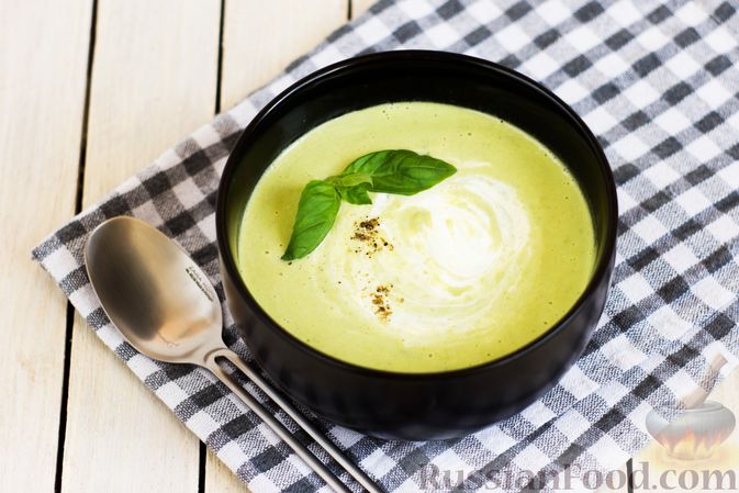 Фото к рецепту: Крем-суп из брокколи и зелёного горошка