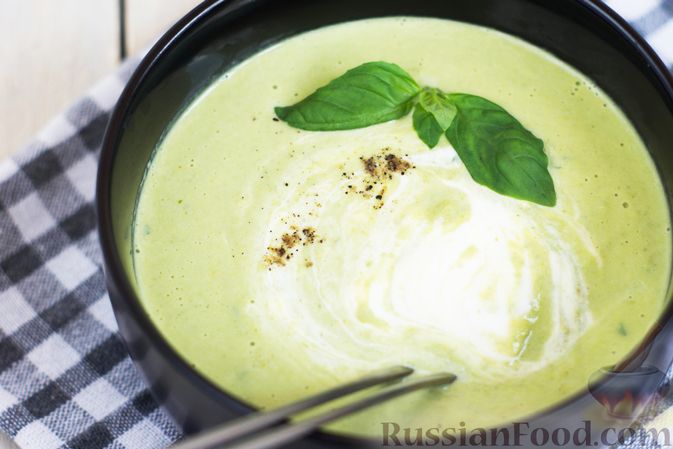 Фото приготовления рецепта: Крем-суп из брокколи и зелёного горошка - шаг №11