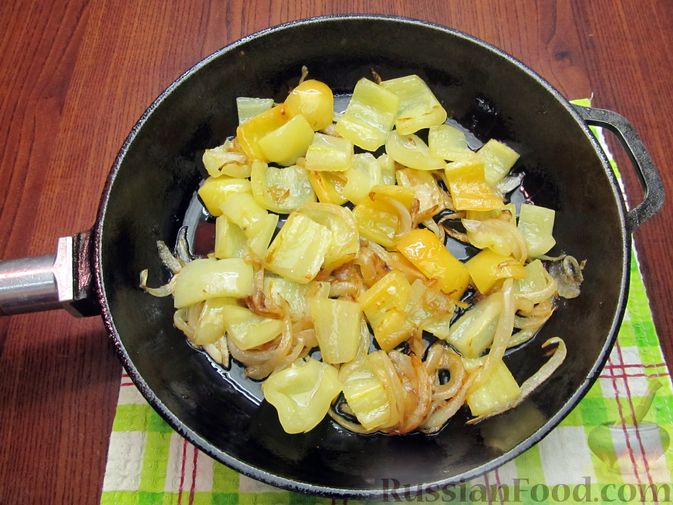 Фото приготовления рецепта: Куриная печень с яблоком и сладким перцем - шаг №5