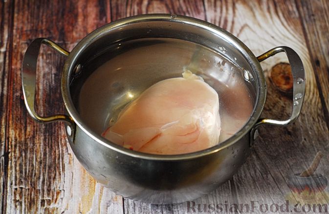 Фото приготовления рецепта: Суп с куриным филе, шампиньонами и цветной капустой - шаг №2
