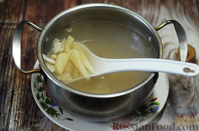 Фото приготовления рецепта: Суп с куриным филе, шампиньонами и цветной капустой - шаг №5