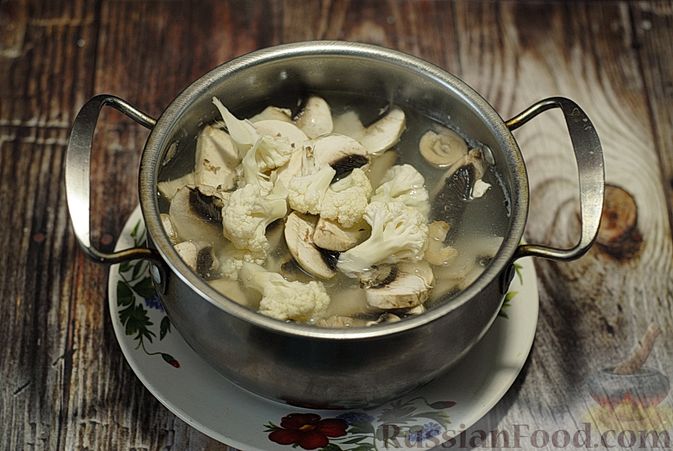 Фото приготовления рецепта: Суп с куриным филе, шампиньонами и цветной капустой - шаг №9