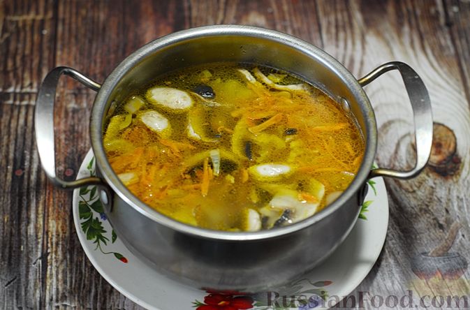 Фото приготовления рецепта: Суп с куриным филе, шампиньонами и цветной капустой - шаг №11