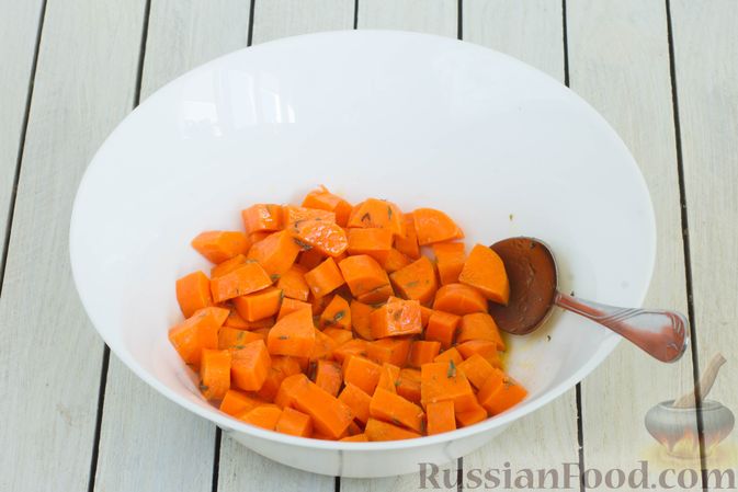Фото приготовления рецепта: Морковь, запечённая в духовке с грецкими орехами и пряностями - шаг №4