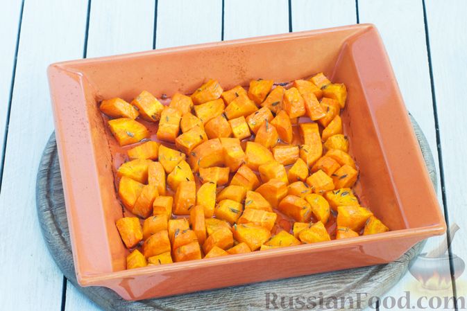 Фото приготовления рецепта: Морковь, запечённая в духовке с грецкими орехами и пряностями - шаг №7