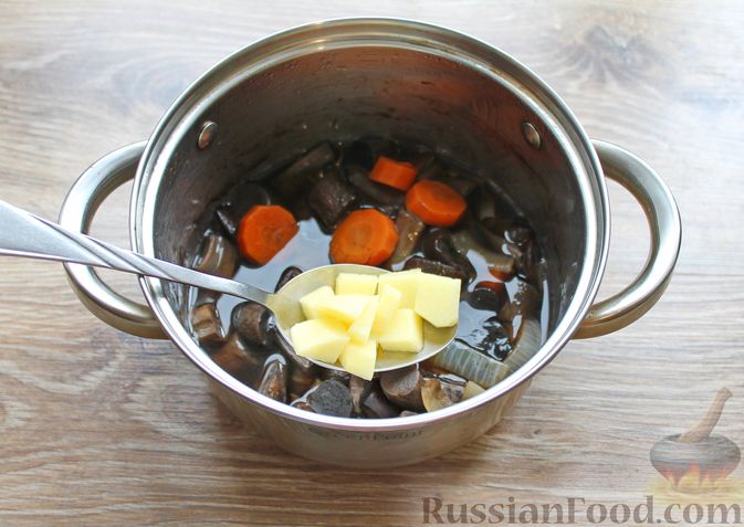 Фото приготовления рецепта: Крем-суп из подосиновиков - шаг №6