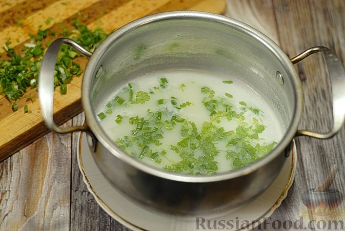Фото приготовления рецепта: Несладкий молочный суп  с яйцами и зеленью - шаг №4