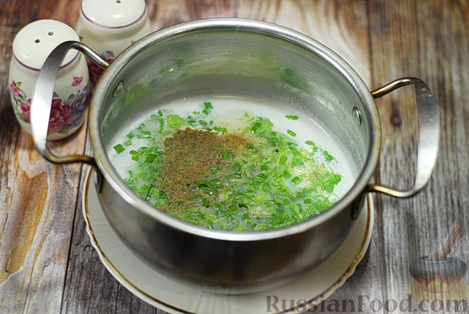 Фото приготовления рецепта: Несладкий молочный суп  с яйцами и зеленью - шаг №5