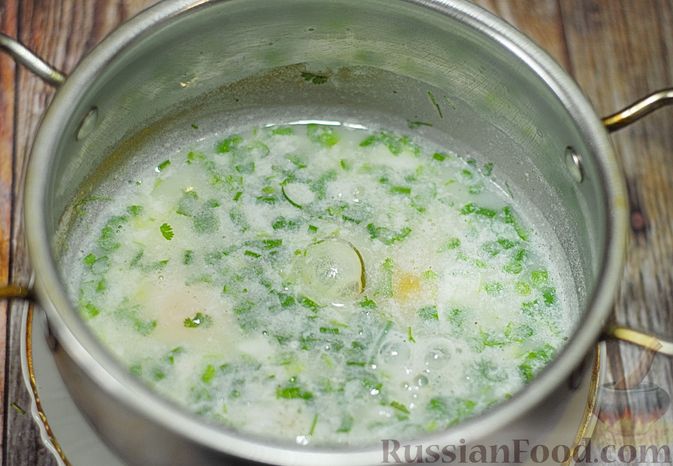 Фото приготовления рецепта: Несладкий молочный суп  с яйцами и зеленью - шаг №7