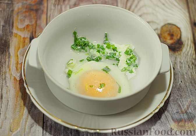 Фото приготовления рецепта: Несладкий молочный суп  с яйцами и зеленью - шаг №8