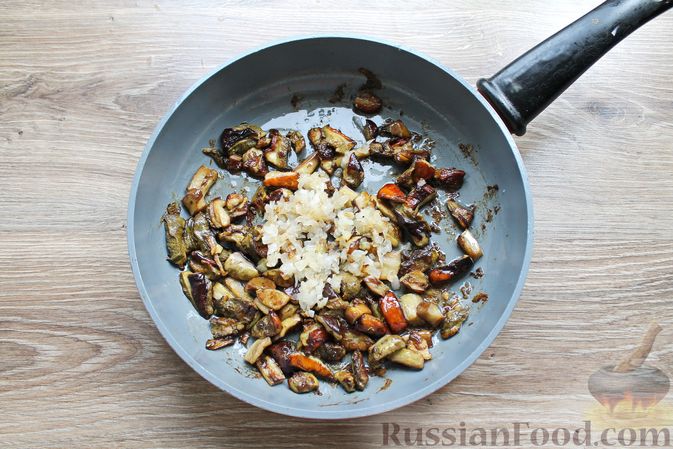 Фото приготовления рецепта: Картофель, запечённый с белыми грибами и сыром - шаг №5