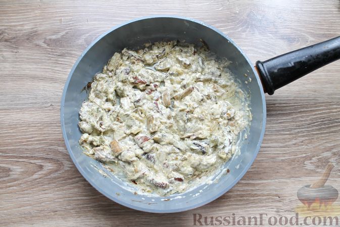 Фото приготовления рецепта: Картофель, запечённый с белыми грибами и сыром - шаг №7