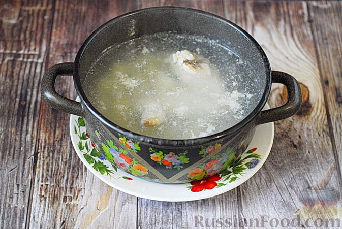 Фото приготовления рецепта: Суп с лисичками, сметаной и пивом - шаг №5