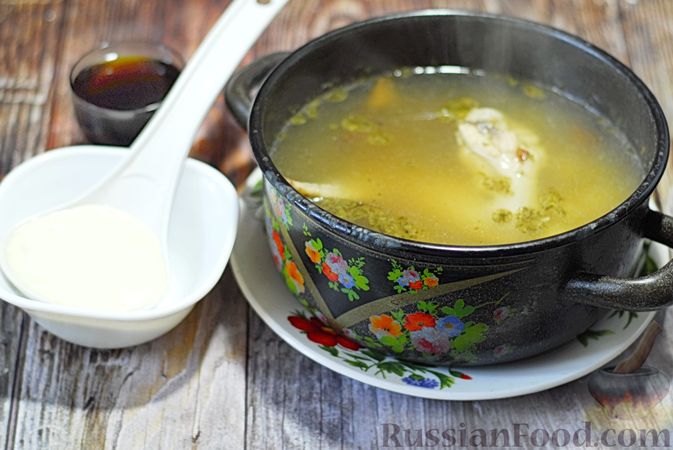 Фото приготовления рецепта: Суп с лисичками, сметаной и пивом - шаг №8