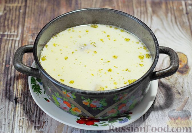 Фото приготовления рецепта: Суп с лисичками, сметаной и пивом - шаг №9