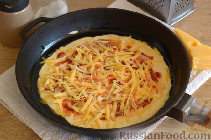 Фото приготовления рецепта: Ленивая пицца на сковороде, с помидорами, сыром и яичницей - шаг №7