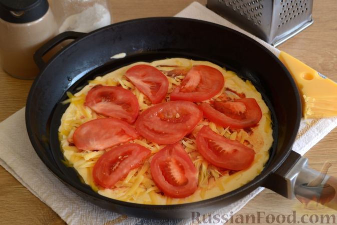 Фото приготовления рецепта: Ленивая пицца на сковороде, с помидорами, сыром и яичницей - шаг №8