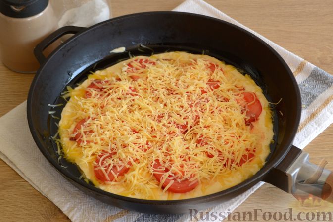 Фото приготовления рецепта: Ленивая пицца на сковороде, с помидорами, сыром и яичницей - шаг №9