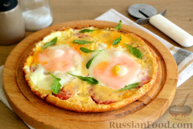 Фото приготовления рецепта: Ленивая пицца на сковороде, с помидорами, сыром и яичницей - шаг №12