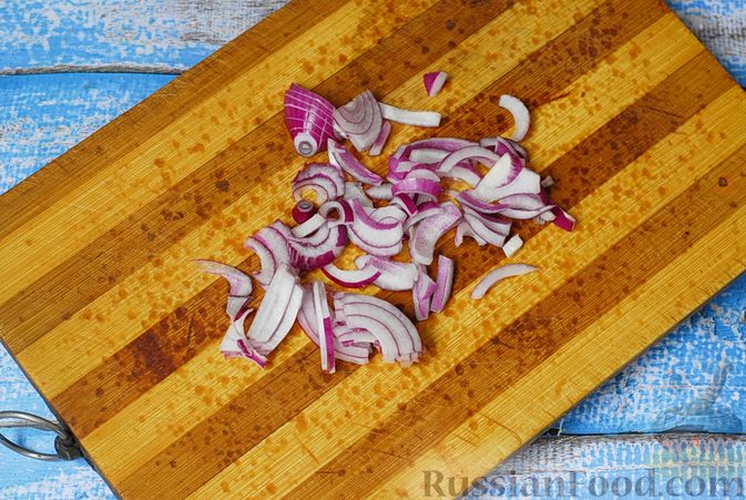 Фото приготовления рецепта: Салат с говядиной, болгарским перцем и огурцами - шаг №5