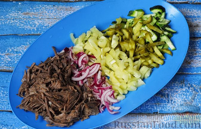 Фото приготовления рецепта: Салат с говядиной, болгарским перцем и огурцами - шаг №9
