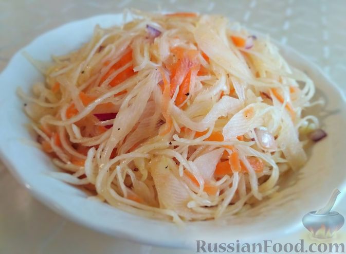 Фото к рецепту: Салат "Витаминный" из капусты, моркови и лука