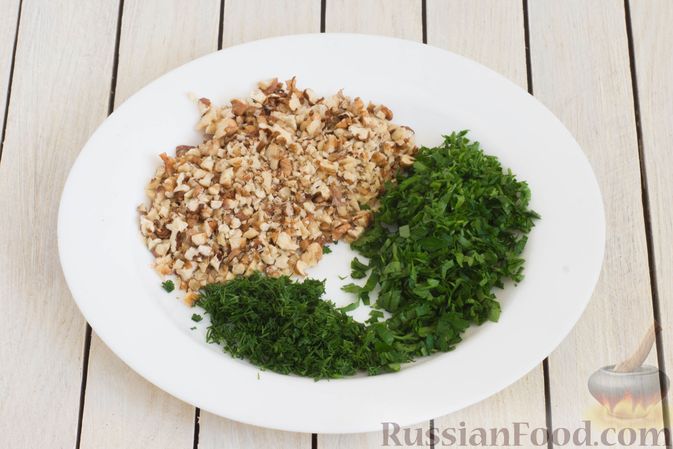Фото приготовления рецепта: Салат с цветной капустой, грецкими орехами и зеленью - шаг №6