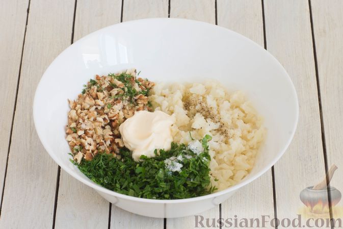 Фото приготовления рецепта: Салат с цветной капустой, грецкими орехами и зеленью - шаг №7