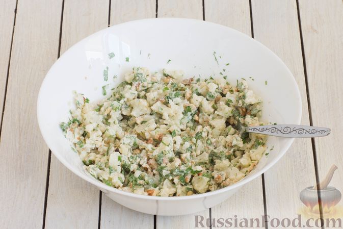 Фото приготовления рецепта: Салат с цветной капустой, грецкими орехами и зеленью - шаг №8