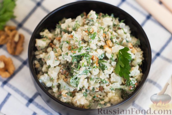 Фото приготовления рецепта: Салат с цветной капустой, грецкими орехами и зеленью - шаг №9