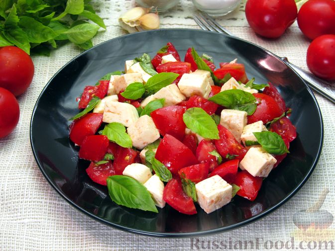Фото к рецепту: Салат из помидоров с брынзой и базиликом