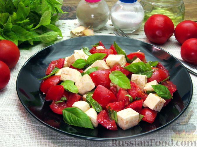 Фото приготовления рецепта: Салат из помидоров с брынзой и базиликом - шаг №8