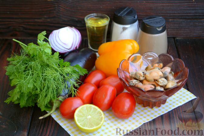 Фото приготовления рецепта: Салат с мидиями, баклажанами, помидорами и сладким перцем - шаг №1