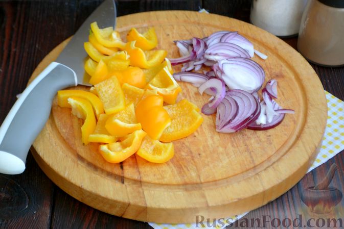 Фото приготовления рецепта: Салат с мидиями, баклажанами, помидорами и сладким перцем - шаг №2