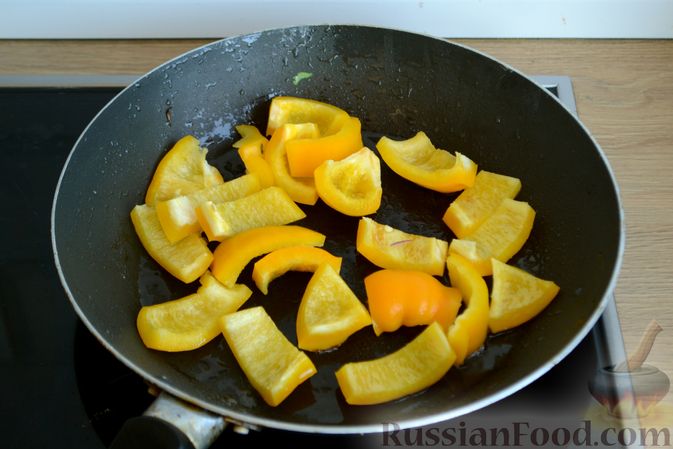 Фото приготовления рецепта: Салат с мидиями, баклажанами, помидорами и сладким перцем - шаг №4