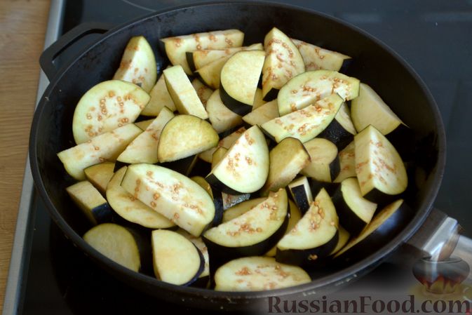 Фото приготовления рецепта: Салат с мидиями, баклажанами, помидорами и сладким перцем - шаг №6