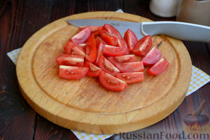 Фото приготовления рецепта: Салат с мидиями, баклажанами, помидорами и сладким перцем - шаг №8