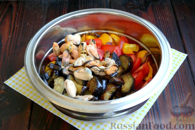 Фото приготовления рецепта: Салат с мидиями, баклажанами, помидорами и сладким перцем - шаг №11