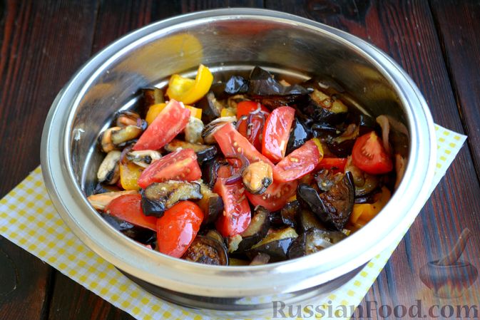 Фото приготовления рецепта: Салат с мидиями, баклажанами, помидорами и сладким перцем - шаг №12