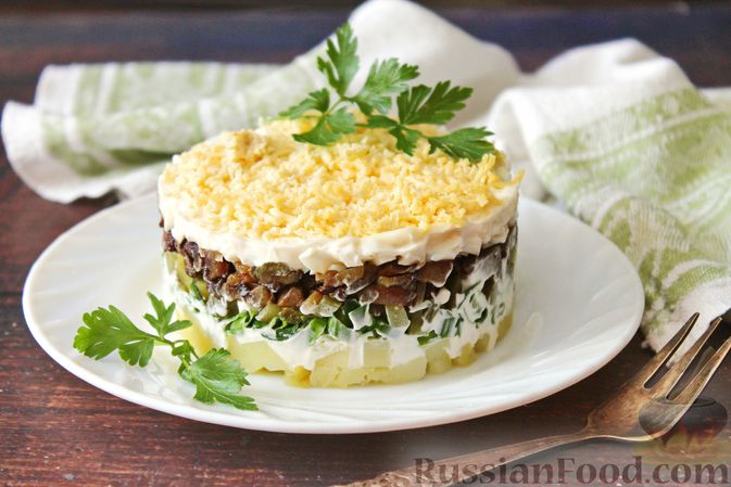 Фото к рецепту: Слоеный салат с белыми грибами, картофелем и солёными огурцами