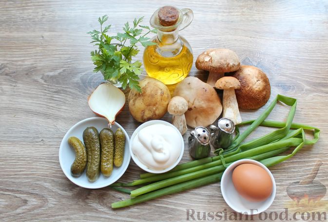 Фото приготовления рецепта: Слоеный салат с белыми грибами, картофелем и солёными огурцами - шаг №1