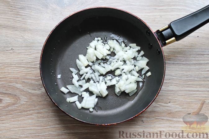 Фото приготовления рецепта: Слоеный салат с белыми грибами, картофелем и солёными огурцами - шаг №3