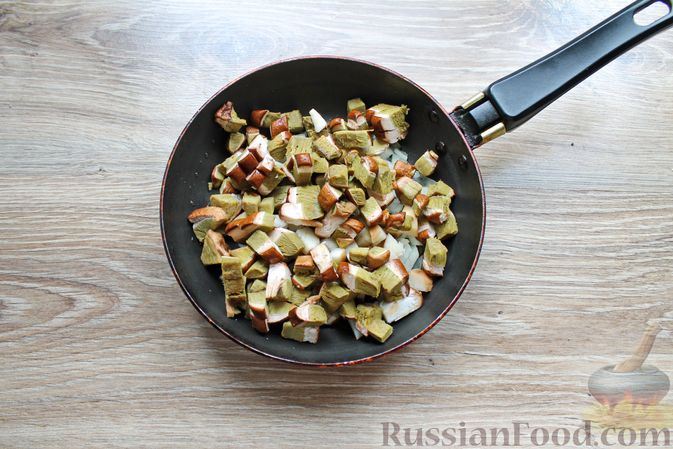 Фото приготовления рецепта: Слоеный салат с белыми грибами, картофелем и солёными огурцами - шаг №4