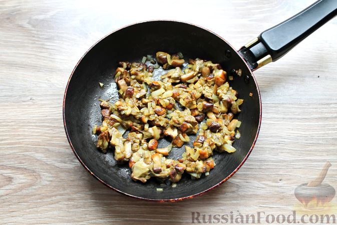 Фото приготовления рецепта: Слоеный салат с белыми грибами, картофелем и солёными огурцами - шаг №5