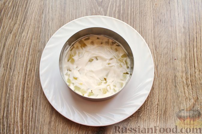 Фото приготовления рецепта: Слоеный салат с белыми грибами, картофелем и солёными огурцами - шаг №7