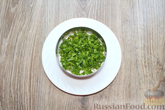 Фото приготовления рецепта: Слоеный салат с белыми грибами, картофелем и солёными огурцами - шаг №8